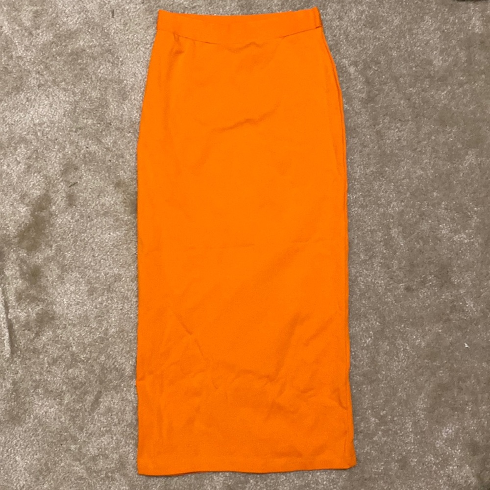 NWOT Zara midi skirt. Never wore it & it’s time to purge some of my items ☺️